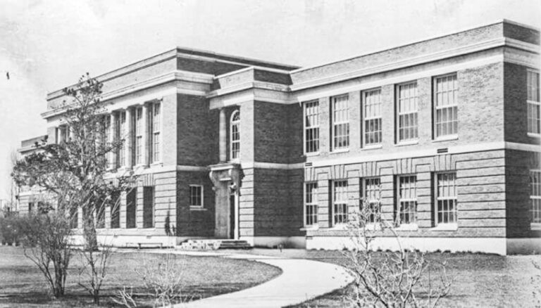 Redmond Union High School (RUHS) built in 1922.